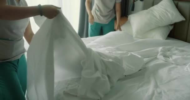 침구를 바꾸는 여성들 호텔의 하녀인 직원들은 전문적으로 의뢰인 침대를정돈합니다 품질좋은 — 비디오