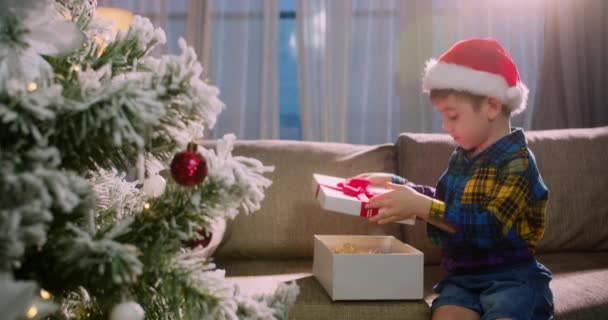 Счастливый Симпатичный Ребенок Обрадованный Сюрпризом Открывает Коробку Подарками Рождество Портрет — стоковое видео