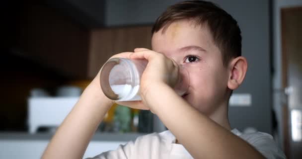 우유를 마시는 어린이 어린이 아이를 아이가 식사를 꿈꾸고 부엌에 요구르트 — 비디오