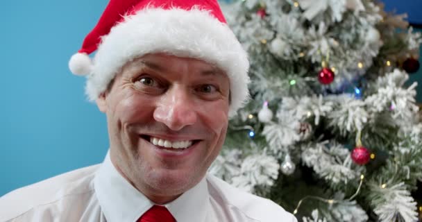 Κοντινό Πλάνο Ενός Χαμογελαστού Άντρα Ένα Χριστουγεννιάτικο Καπέλο Του Βασίλη — Αρχείο Βίντεο