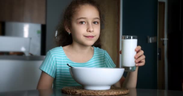 Happy Smiling Child Drinking Milk Healthy Eating Child Eating Breakfast — ストック動画