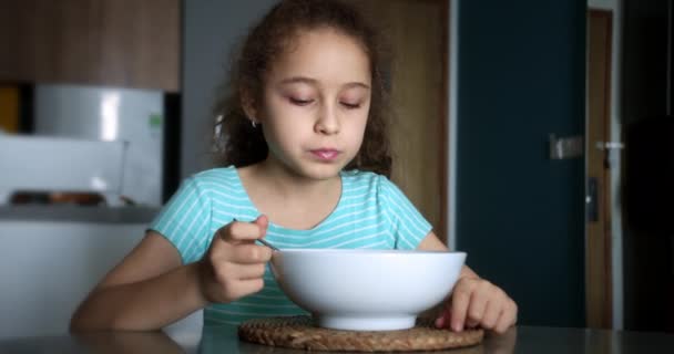 Crianças Estão Sentadas Mesa Cozinha Tomando Café Manhã Comendo Aveia — Vídeo de Stock