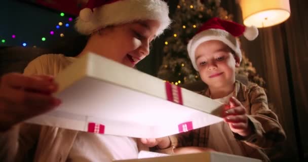 Щасливі Милі Діти Захваті Від Несподіванки Відкривають Коробку Різдвяних Подарунків — стокове відео