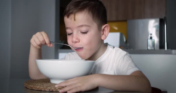 Los Niños Están Sentados Mesa Cocina Desayunando Comiendo Avena Desayuno — Vídeo de stock