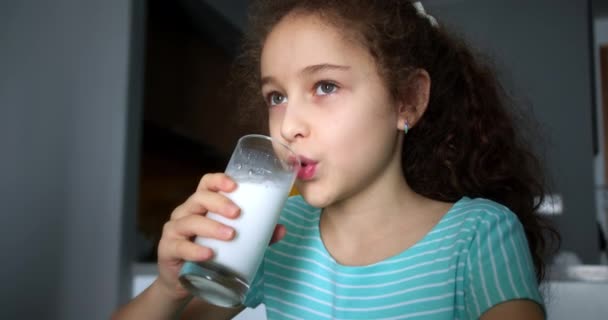 Szczęśliwy Uśmiech Dziecko Pije Mleko Zdrowe Jedzenie Dziecka Jedząc Śniadanie — Wideo stockowe