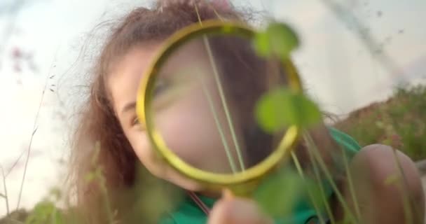 Portrét Šťastně Usmívající Legrační Dítě Dívající Kameru Hrající Lupou Dítě — Stock video