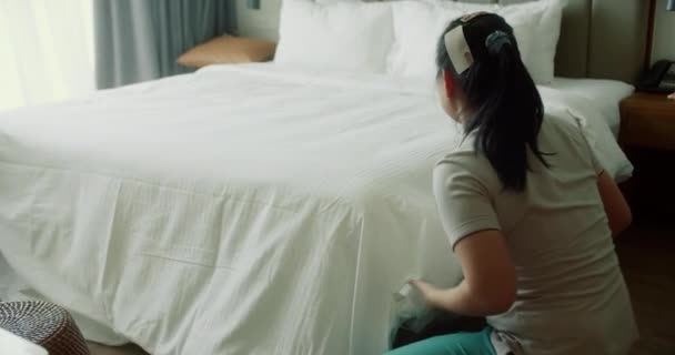 女服务员在房间里更换床上用品 酒店的两个女佣 专业地在客房里整理床上用品 五星级酒店理念与优质客房服务 4K慢动作 — 图库视频影像