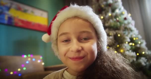 Portret Szczęśliwy Uśmiechnięty Słodkie Dziecko Boże Narodzenie Kapelusz Santa Clausa — Wideo stockowe