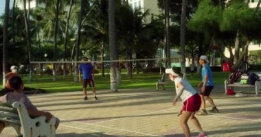 Nha Trang, Vietnam - 10 01 2022: Nha Trang halk parkında sabah egzersizi, insanlar badminton oynuyor. Mutlu emekliler spor yapmak için babinton 'a gidiyor.
