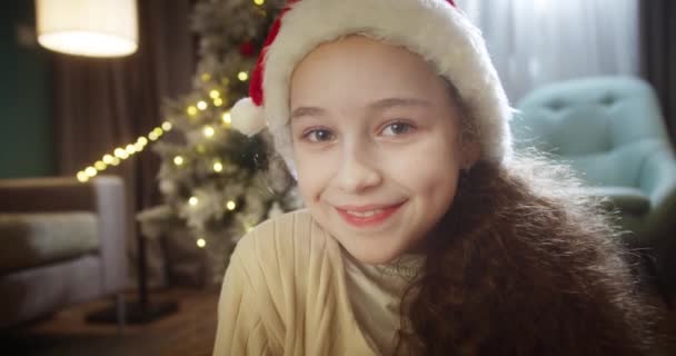 Portret Szczęśliwy Uśmiechnięty Słodkie Dziecko Boże Narodzenie Kapelusz Santa Clausa — Wideo stockowe