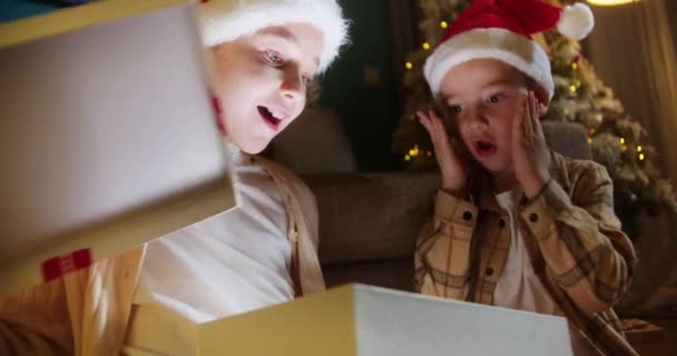 Ευτυχισμένα Χαριτωμένα Παιδιά Ενθουσιασμένα Την Έκπληξη Ανοίγει Κουτί Χριστουγεννιάτικα Δώρα — Αρχείο Βίντεο