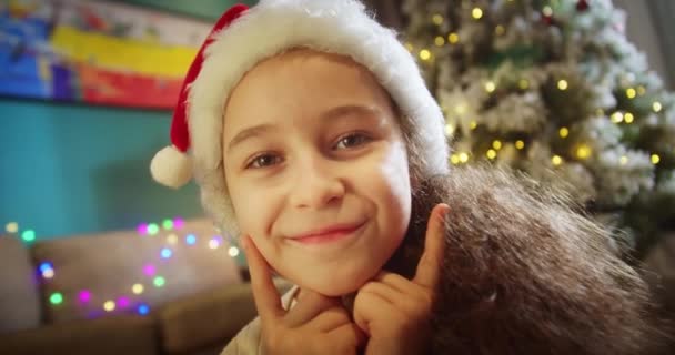 Retrato Feliz Sorrindo Bonito Criança Chapéu Natal Santa Clausa Retrato — Vídeo de Stock