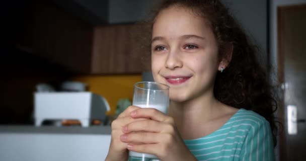 Ευτυχισμένο Χαμογελαστό Παιδί Πόσιμο Γάλα Υγιής Τρώει Ένα Παιδί Τρώει — Αρχείο Βίντεο