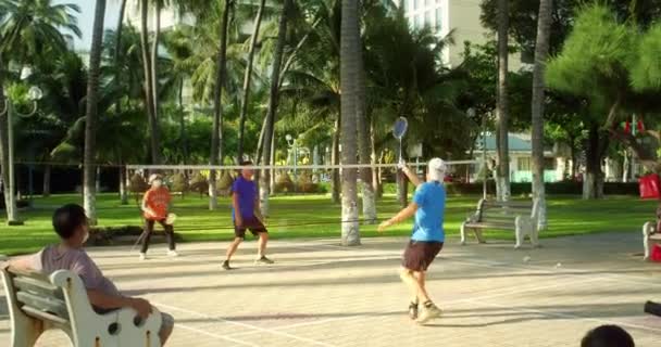 Nha Trang ベトナム 2022 ベトナムのNha Trang公園での朝の運動は 人々がバドミントンをプレーする 幸せな年金受給者はスポーツプレイのために行く Babinton — ストック動画