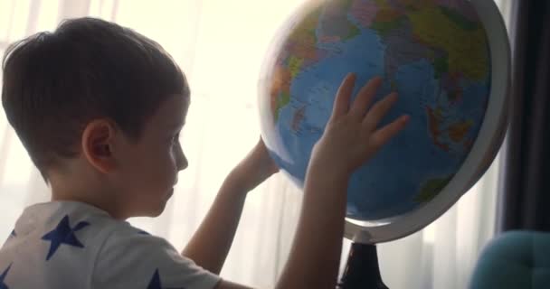 Παιδί Μελετάει Ενώ Κάθεται Στο Σπίτι Ακτίνες Του Ήλιου Στο — Αρχείο Βίντεο