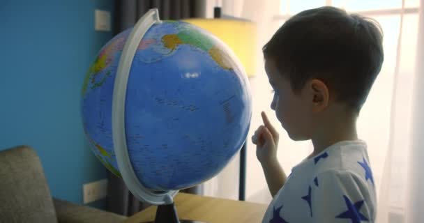 Gyerek Otthon Tanul Napsugarakban Szobában Fiú Reggeli Fényben Álmodik Iskoláról — Stock videók