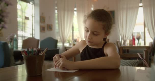 可爱的小女生素描坐在家里的桌子旁 有趣的小高加索小孩在家里画画 — 图库视频影像