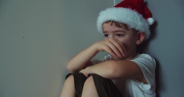 Хлопчик Портретист Різдвяному Капелюсі Санта Клауса Великими Слізьми Стікають Щоках — стокове відео