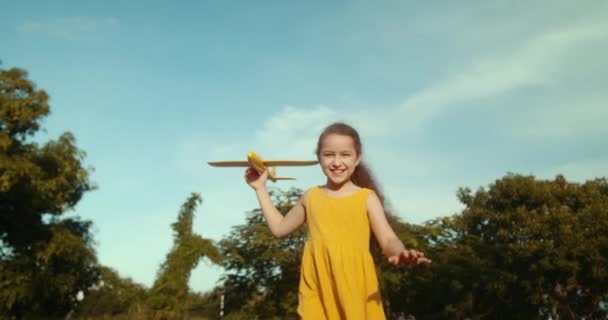 Dziewczyna Biegnie Parku Pobliżu Jego Domu Przez Pole Gry Samolotem — Wideo stockowe