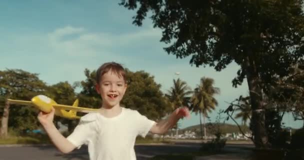Chlapec Běží Parku Svého Domu Přes Pole Hraje Hračkou Letadlo — Stock video