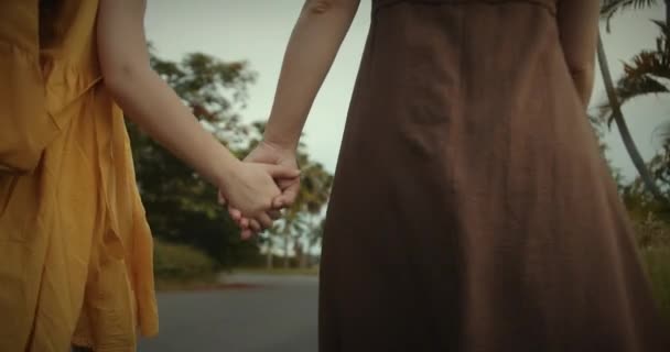 Szczęśliwa Rodzina Mama Córka Idą Ręka Rękę Szkoły Przez Park — Wideo stockowe