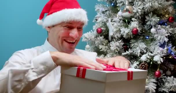 Χαρούμενος Χαμογελαστός Μπαμπάς Χριστουγεννιάτικο Καπέλο Άγιος Βασίλης Λαμβάνει Ένα Δώρο — Αρχείο Βίντεο