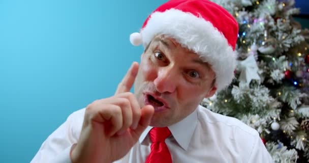 Portret Van Een Overstuur Vader Van Middelbare Leeftijd Kerstman Hoed — Stockvideo