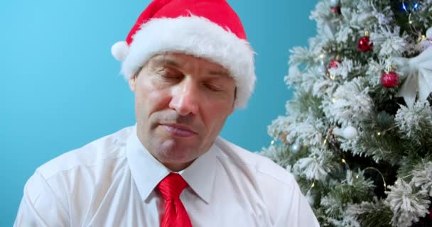 Портрет Расстроенного Отца Средних Лет Рождественской Шляпе Санты Человек Грустным — стоковое видео