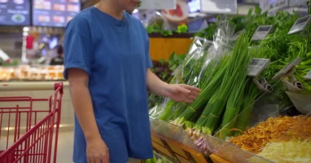 매력적 여자는 건강에 식품을 시장에서 양파를 식료품 가게의 — 비디오