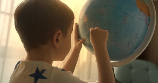 Дитина Вчиться Сидячи Вдома Променях Сонця Кімнаті — стокове відео