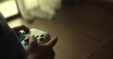Çocuk oyuncunun elleri Playstation için modern konsolu tutuyor. Video oyunları oynayan adam. Oyun oynayan denetleyici kullanılıyor - elleri ve joypad 'i kapatın.