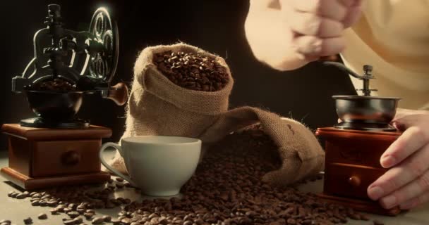 Человек Измельчает Кофейные Зерна Помощью Ручной Кофемолки Горячая Чашка Кофе — стоковое видео