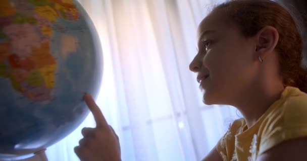 Gyermek Tanul Miközben Otthon Sugarak Nap Szobában Gyerek Reggeli Fényben — Stock videók