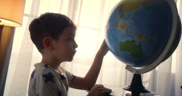 Dziecko Uczy Się Siedząc Domu Promieniach Słońca Pokoju Chłopiec Porannym — Wideo stockowe
