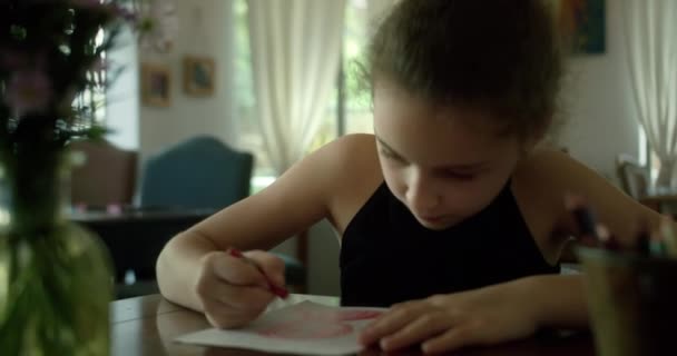Счастливая Девочка Школьница Лет Отдыхает Дома Сидя Дома Рисуя Бумаге — стоковое видео