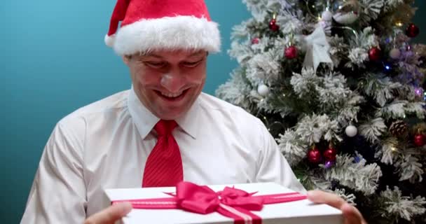 Ευτυχισμένος Χαμογελαστός Μπαμπάς Στο Καπέλο Χριστούγεννα Άγιος Βασίλης Λαμβάνει Ένα — Αρχείο Βίντεο