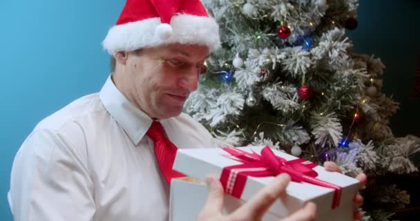 Pai Feliz Chapéu Natal Papai Noel Recebe Presente Olha Para — Vídeo de Stock