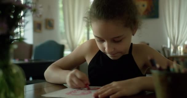 Gelukkig Kind Schoolmeisje Jaar Oud Ontspannen Thuis Zitten Thuis Tekenen — Stockvideo