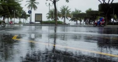 Şiddetli yağmurda arabaları ve motosikletleri geçmek. Büyük yaz veya sonbahar yağmurları şehrin asfaltına düşer, büyük su birikintisine dönüşür, sokakları sel basar.
