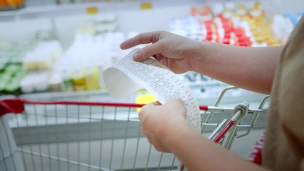여자들은 쇼핑몰에서 물건사러 식당차에 Amount 법안을 함으로써 종이를 가격의 시장에서 — 비디오
