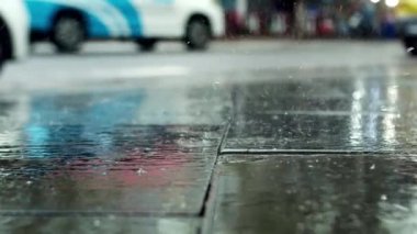 Şiddetli yağmurda arabaları ve motosikletleri geçmek. Büyük yaz veya sonbahar yağmurları şehrin asfaltına düşer, büyük su birikintisine dönüşür, sokakları sel basar.