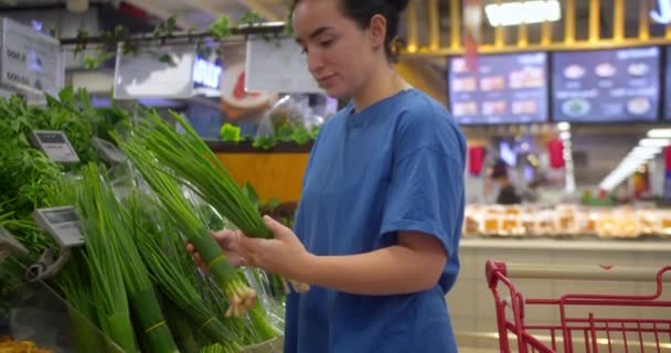 Atractiva Joven Mujer Elige Cebollas Verdes Compras Supermercado Compra Alimentos — Vídeo de stock