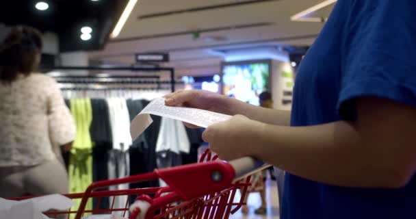 Mulher Verifica Verificação Papel Depois Fazer Compras Para Mantimentos Shopping — Vídeo de Stock