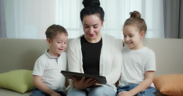 Šťastná Maminka Dětmi Sedí Gauči Dívá Tablet Maminka Hraje Dětmi — Stock video