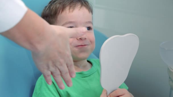 Dentystka Gabinecie Stomatologicznym Dentystka Lecząca Zęby Małemu Chłopcu Pacjentowi Klinice — Wideo stockowe