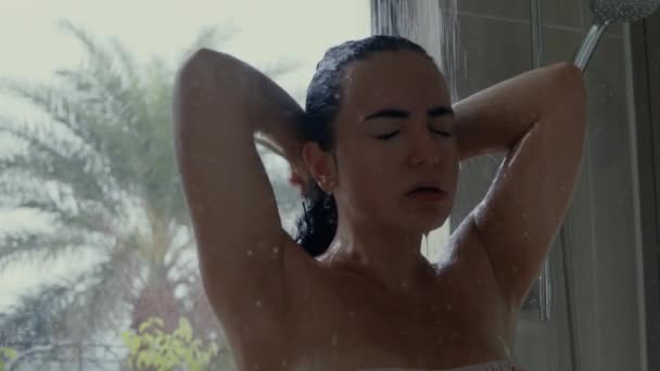 Vista Trasera Mujer Traje Baño Toma Ducha Lluvia Vegetación Tropical — Vídeos de Stock