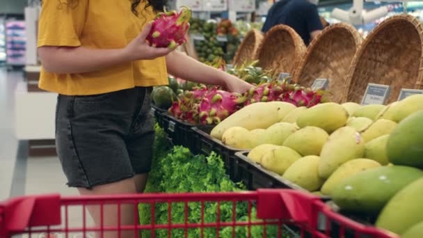 Kobieta Robi Zakupy Supermarkecie Kobieta Wybiera Produkty Supermarkecie Gotowania Zdrowej — Wideo stockowe