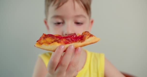 초상화 소년은 맛있는 피자를 열심히 집에서 카메라를 보면서 웃으며 이탈리아 — 비디오