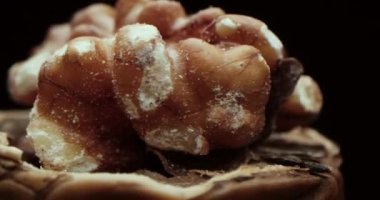 Siyah arka planda cevizi açmak dönüşümlü. Makro çekim, fındıklı fındıklı fındıklı fındıklı yakın çekim siyah ve sarı arka plan, Macro cevizli meyve fırlattı. Sağlıklı yiyecekler Organik yiyecekler
