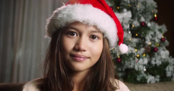 Портрет Гарненької Усміхненої Дитини Святковому Різдво Портрет Усміхненої Маленької Дівчинки — стокове відео